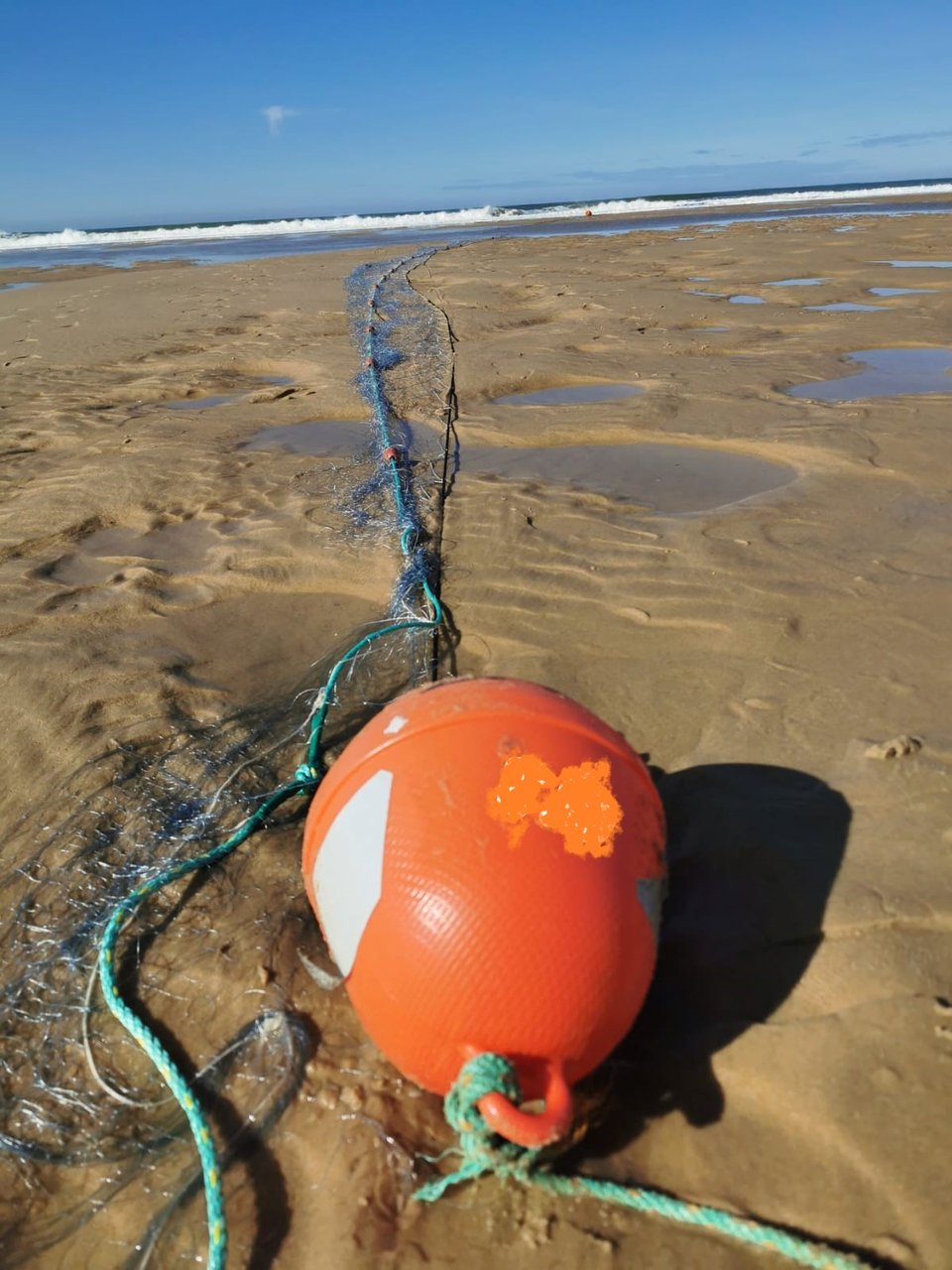 Filet fixe amateur sur l'estran girondin, à marée basse, en attente d'être recouvert par le flot.