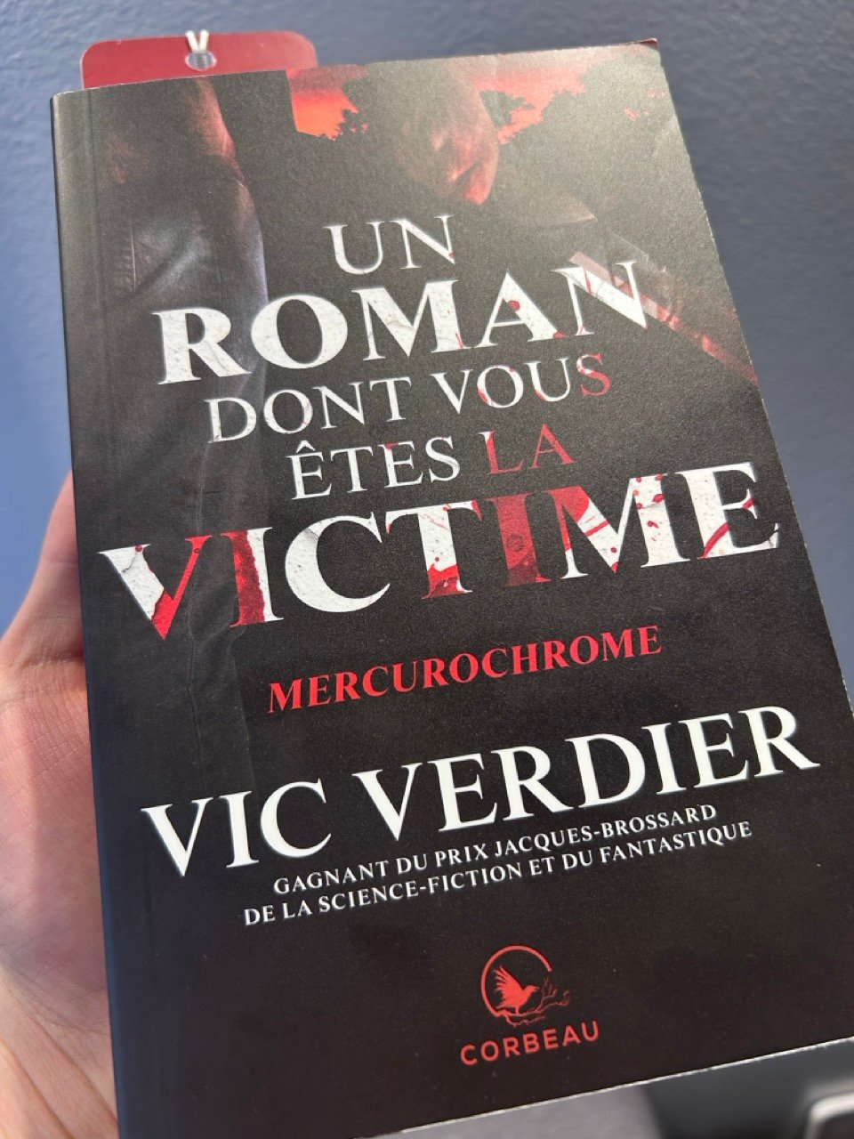 Le couvert ensanglanté d'Un roman dont vous êtes la victime: Mercurochrome par Vic Verdier, éditions Corbeau