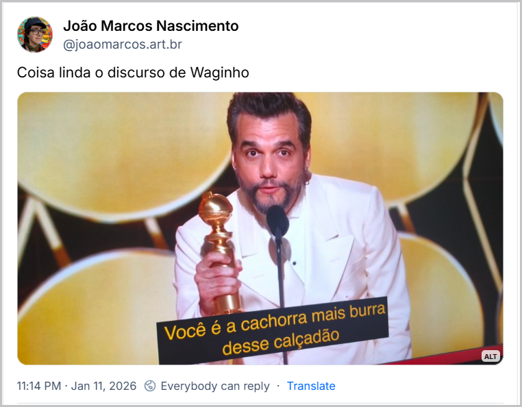 Post de João Marcos Nascimento (‪@joaomarcos.art.br‬) com o texto: Coisa linda o discurso de Waginho (Foto de Wagner Moura com o Globo de Ouro, na legenda: Você é a cachorra mais burra desse calçadão)