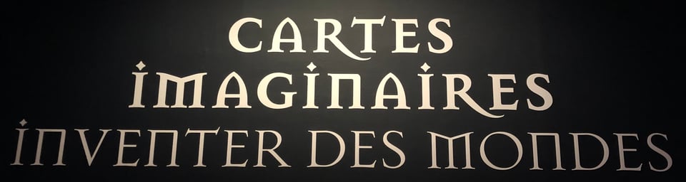 Black background with slightly spooky-fonted, pale cream writing: “Cartes imaginaires: inventer des mondes”.
