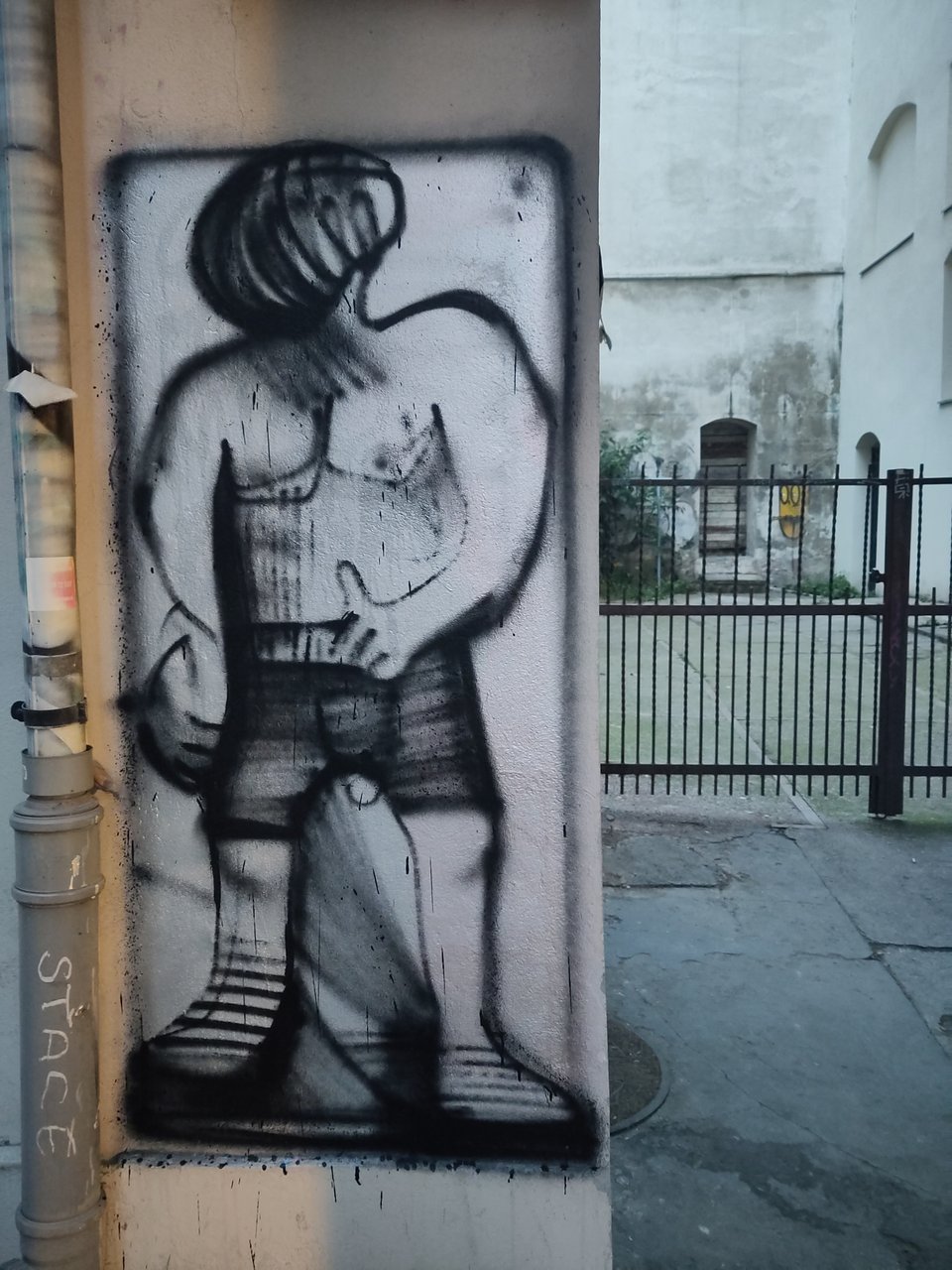 Wand mit Streetart-Zeichnung, die einen Mann in sexualisierter Pose zeigt. Stilistisch wirkt es wie die Karikatur einer Tom-of-Finland-Zeichnung.