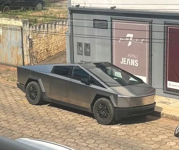 Um Tesla Cybertruck estacionado em uma rua de bloquetes
