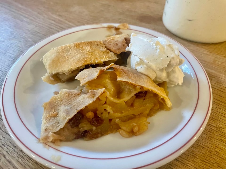 apple strudel with cream