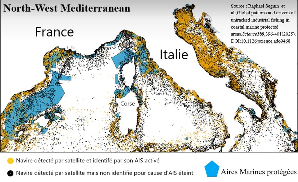 Les points en orange correspondent aux navires de pêche de plus de 15 m qui activent leur système d'indentification automatique. Les points noirs correspondent aux navires qui désactivent ce système. Les zones bleutées correspondent aux aires marines protégées.