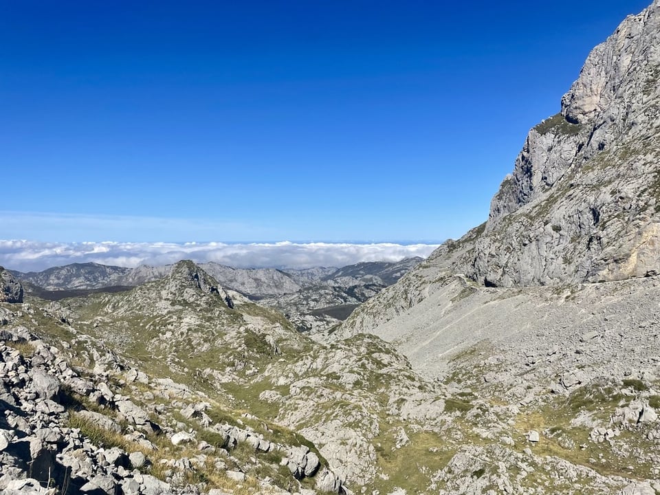 Mountain trail in Macizo de Ándara