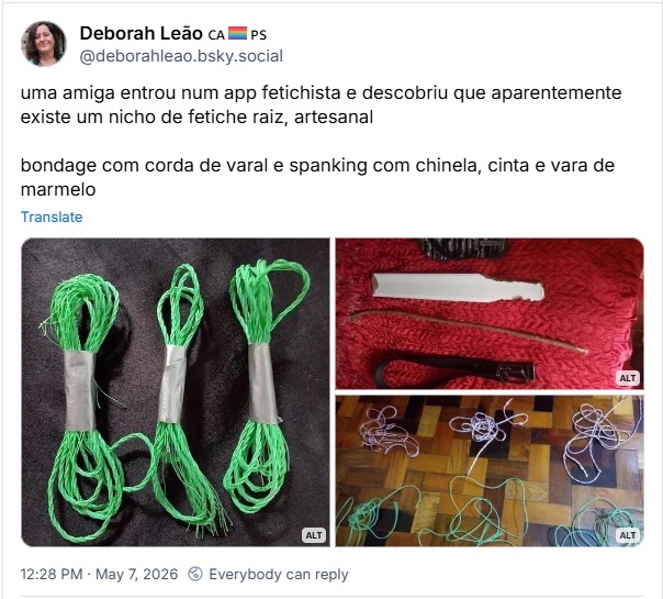 Post de Deborah Leão 🇨🇦🏳️‍🌈🇵🇸 (‪@deborahleao.bsky.social‬): uma amiga entrou num app fetichista e descobriu que aparentemente existe um nicho de fetiche raiz, artesanal
bondage com corda de varal e spanking com chinela, cinta e vara de marmelo. (imagem com três rolos de corda de varal verde presos com silver tape) (foto de um pé de havaiana, um pé de mesa (?), um graveto e um cinto sobre uma colcha de cama vermelha) (imagem com várias cordas de varal, brancas e verdes, sobre um piso de taco)