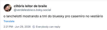 Post de clitóris leitor de braile (@verdelesbisco.bsky.social): o lanchelotti mostrando a tml do bluesky pro casemiro no vestiário