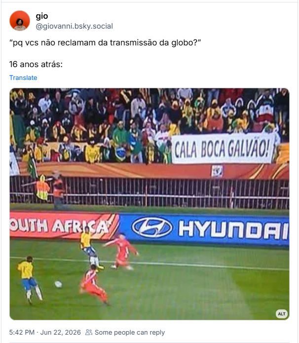 Post de gio (@giovanni.bsky.social): “pq vcs não reclamam da transmissão da globo?”
16 anos atrás: (imagem de jogo da copa de 2010 com uma faixa “cala boca galvão!” na arquibancada)