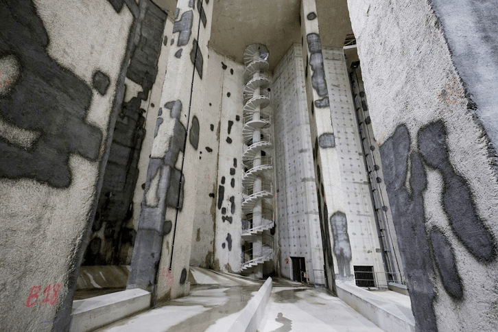Image of inside the Austerlitz Basin, a huge underground storage tank many stories tall in Paris.