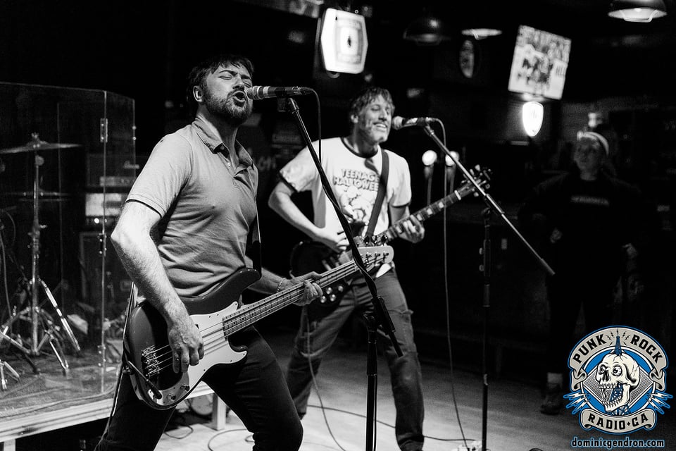 Ken crie dans un microphone