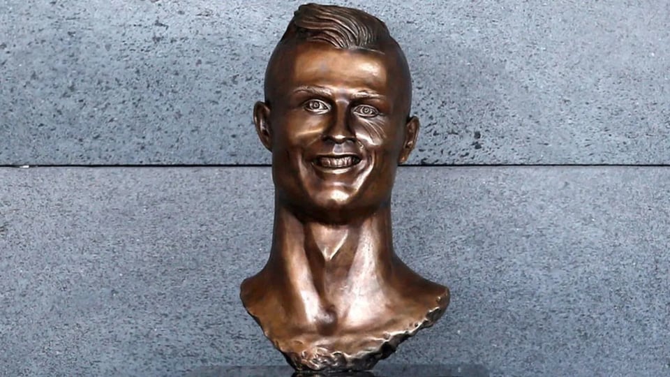 A picture of the horrifying bronze likeness of Cristiano Ronaldo. It is horrifying.
