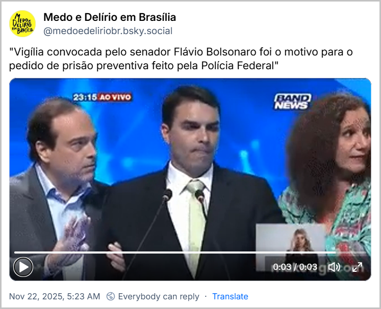 Post de Medo e Delírio em Brasília (@medoedeliriobr.bsky.social) com o texto: "Vigília convocada pelo senador Flávio Bolsonaro foi o motivo para o pedido de prisão preventiva feito pela Polícia Federal" (Gif do momento mais vergonhoso da carreira de Flávio Bolsonaro, desmaiando em debate televisionado)