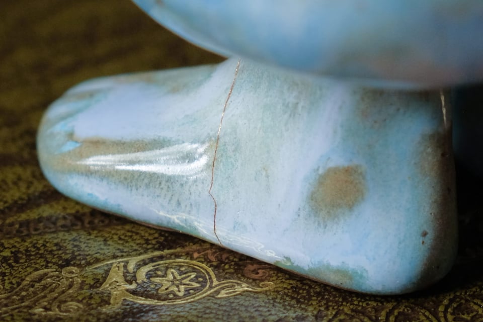 An extreme closeup of the foot, showing the crack line, which is actually golden.