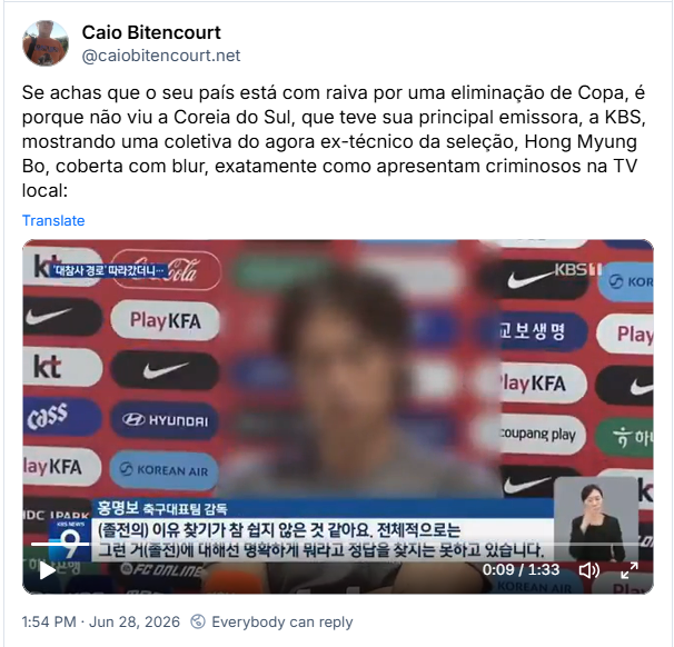 Post de Caio Bitencourt (@caiobitencourt.net): Se achas que o seu país está com raiva por uma eliminação de Copa, é porque não viu a Coreia do Sul, que teve sua principal emissora, a KBS, mostrando uma coletiva do agora ex-técnico da seleção, Hong Myung Bo, coberta com blur, exatamente como apresentam criminosos na TV local: (post contém video)