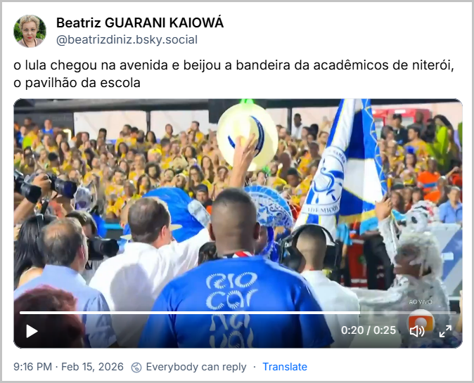 Post de Beatriz GUARANI KAIOWÁ (@beatrizdiniz.bsky.social) com o texto: o lula chegou na avenida e beijou a bandeira da acadêmicos de niterói, o pavilhão da escola (vídeo do momento)