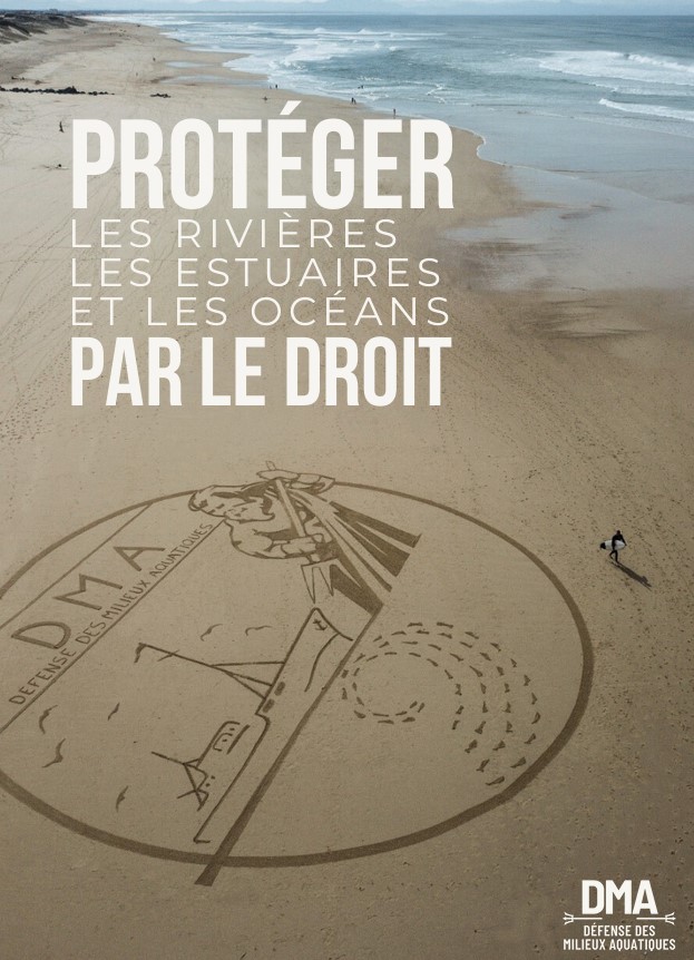 Logo de Défense des Milieux Aquatiques (DMA) dessiné sur les plages du sud des Landes en France par l'artiste Samuel DOUGADOS. DMA tente de protéger les rivières, les estuaires et l'océan par le droit.