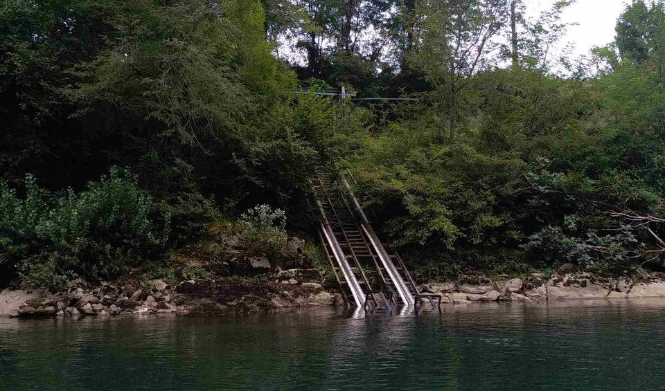 Double pompage dans le gave d'Oloron pour irriguer les cultures de maïs.