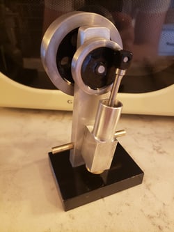 Oscillating steam engine with the flywheel on top