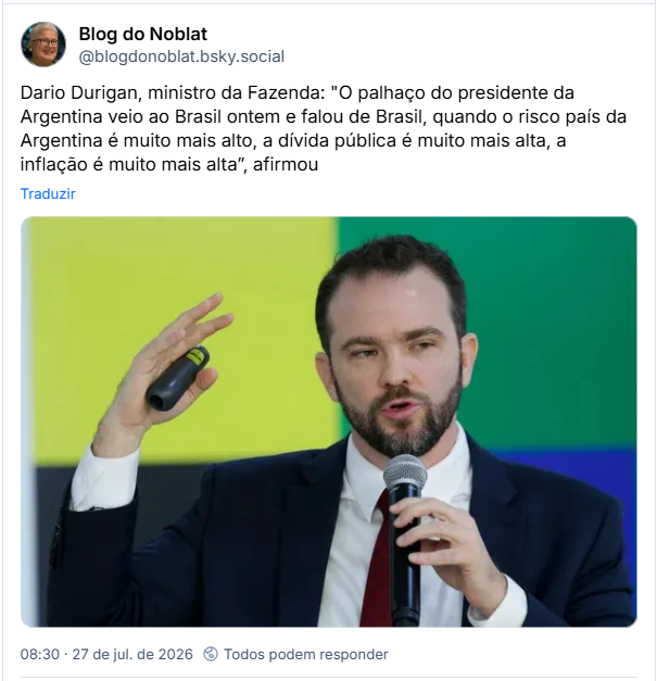 Post de Blog do Noblat (@blogdonoblat.bsky.social): Dario Durigan, ministro da Fazenda: "O palhaço do presidente da Argentina veio ao Brasil ontem e falou de Brasil, quando o risco país da Argentina é muito mais alto, a dívida pública é muito mais alta, a inflação é muito mais alta”, afirmou (foto do Ministro Dario Durigan com microfone na mão, possivelmente em uma coletiva de imprensa)
