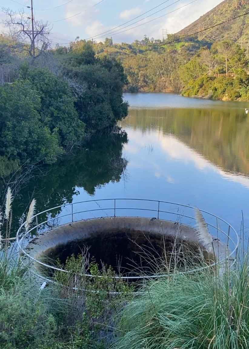 A reservoir with a large void hole