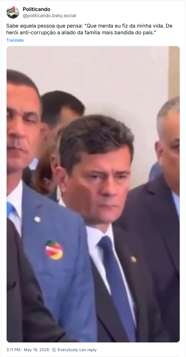 Post de Politicando (@politicando.bsky.social): Sabe aquela pessoa que pensa: "Que merda eu fiz da minha vida. De herói anti-corrupção a aliado da família mais bandida do país." (close em Sergio Moro com cara de cu)