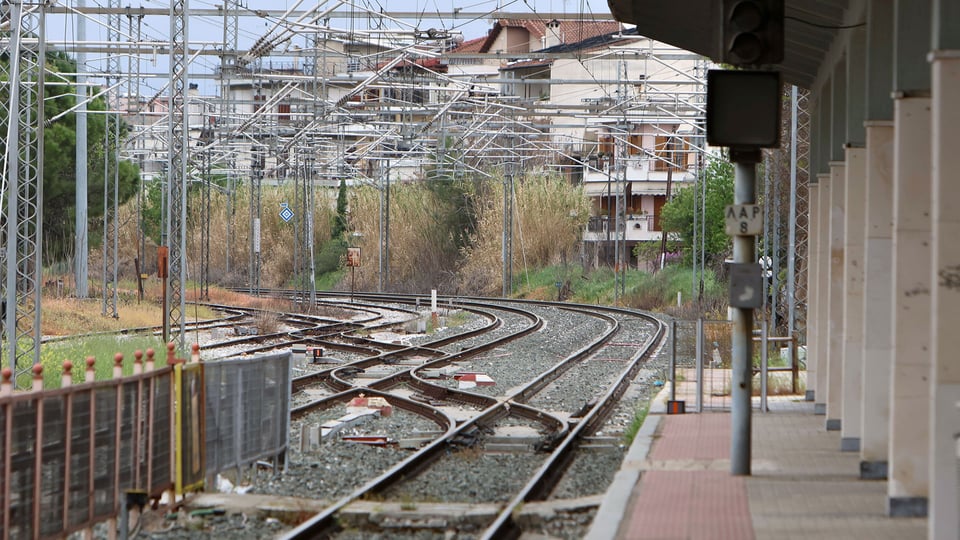 Παρότι η σύμβαση που υπεγράφη τον Σεπτέμβριο του 2014 και προέβλεπε την αναβάθμιση του συστήματος σηματοδότησης και τηλεδιοίκησης στον άξονα Αθήνας - Θεσσαλονίκης - Προμαχώνα είχε προθεσμία υλοποίησης δύο ετών, μέχρι την ημέρα του δυστυχήματος στα Τέμπη η ολοκλήρωση του έργου παρέμενε σε εκκρεμότητα.