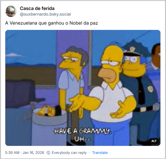 Post de Casca de ferida (@suxbernardo.bsky.social) com o texto: A Venezuelana que ganhou o Nobel da paz (gif de cena de Os Simpsons, com o Homer recebendo Elton John, que lhe mostra um prêmio Grammy, o qual o Homer pega e joga no lixo)