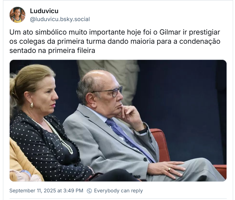 Post de Luduvicu (‪@luduvicu.bsky.social‬) com o texto: Um ato simbólico muito importante hoje foi o Gilmar ir prestigiar os colegas da primeira turma dando maioria para a condenação sentado na primeira fileira (foto que mostra o Ministro Gilmar Mendes, sentado e atento ao julgamento)