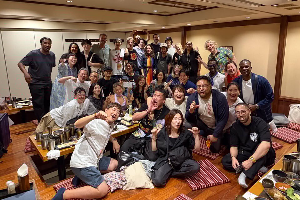 A huge crowd of people at an izakaya. The atmosphere is lively and excited.