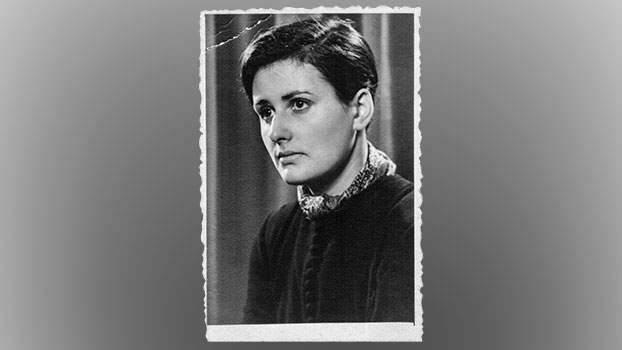 A portrait of Eva Mamlok on grey background
