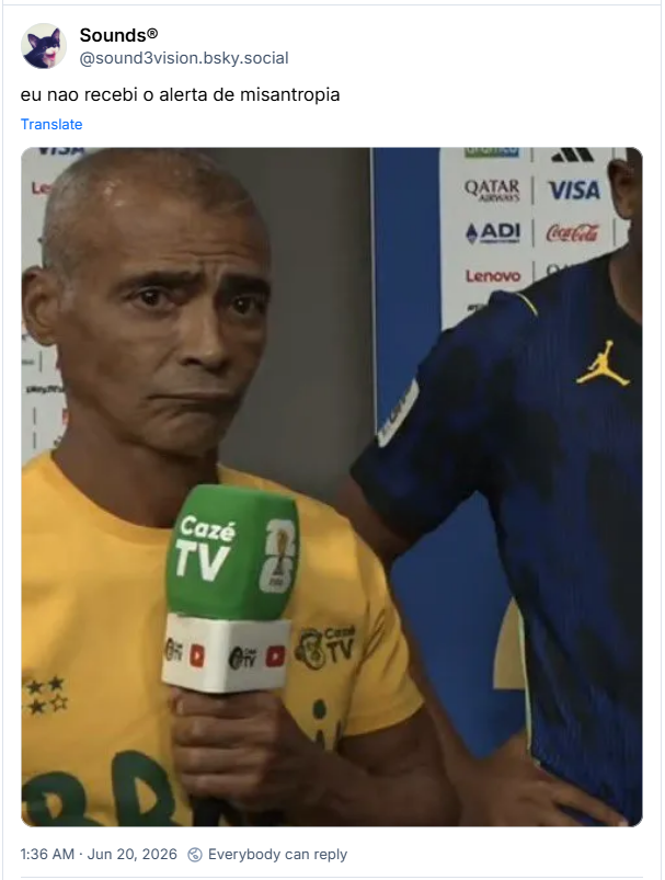 Post de Sounds® (‪@sound3vision.bsky.social‬): eu nao recebi o alerta de misantropia (Imagem do ex-jogador e atual político safado Romário, com microfone da Cazé TV e em frente a painel de patrocínios, fazendo um beicinho inverso)