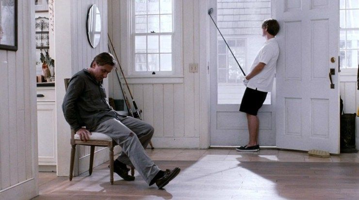 image du film funny game, un adolescent avec un club de golf