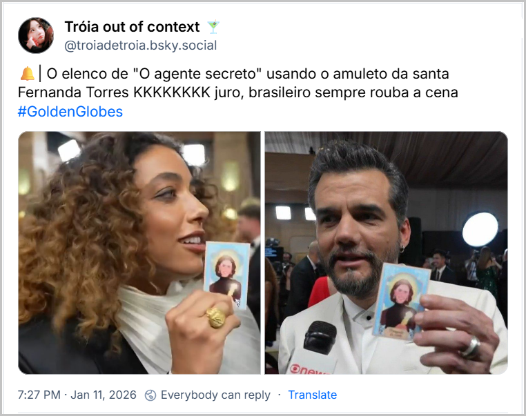 Post de Tróia out of context 🍸 (@troiadetroia.bsky.social) com o texto: 🔔| O elenco de "O agente secreto" usando o amuleto da santa Fernanda Torres KKKKKKKK juro, brasileiro sempre rouba a cena #GoldenGlobes (duas imagens, uma com a atriz Alice Carvalho e outra com Wagner Moura, ambos segurando um santinho da “Santa Fernanda”, uma brincadeira com a vitória de Fernanda Torres no Globo de Ouro anterior)