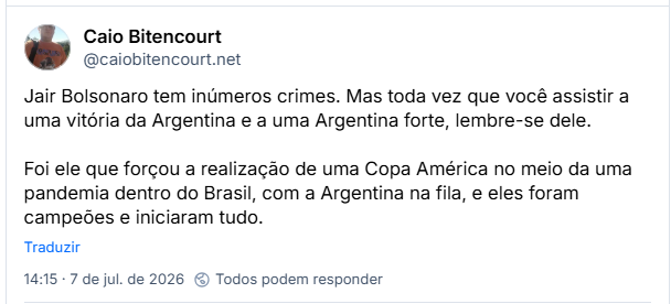 Post de Caio Bitencourt (@caiobitencourt.net): Jair Bolsonaro tem inúmeros crimes. Mas toda vez que você assistir a uma vitória da Argentina e a uma Argentina forte, lembre-se dele. Foi ele que forçou a realização de uma Copa América no meio da uma pandemia dentro do Brasil, com a Argentina na fila, e eles foram campeões e iniciaram tudo.