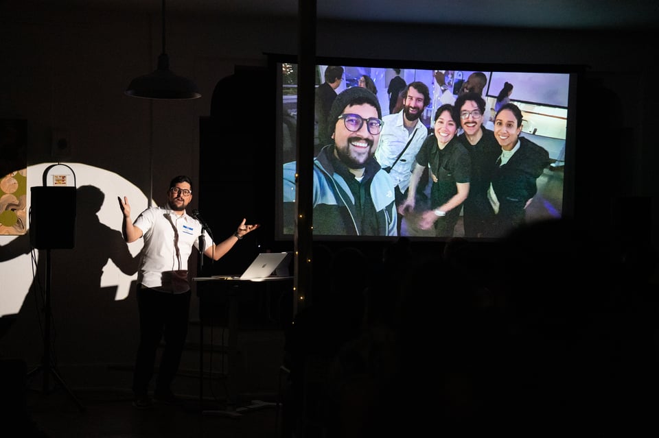 José presenting.