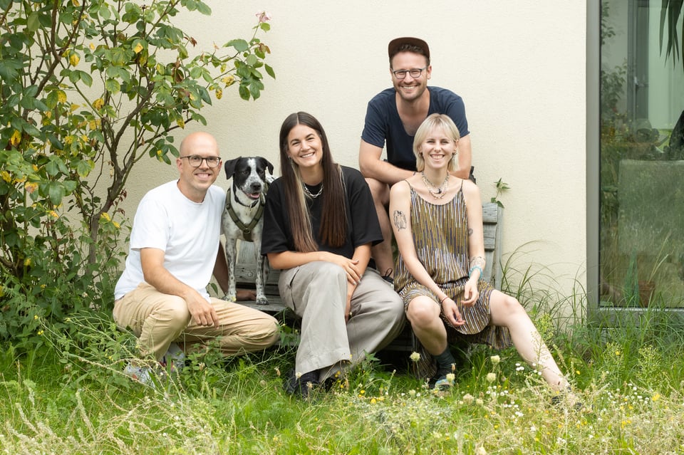 Photo of the Ponder team, showing Moritz, Caro, Valentine, Peter and the dog Frida in their sunny studio garden