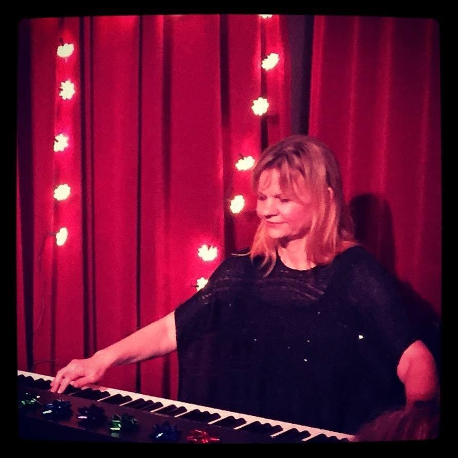 A photo of the brilliant Maria Olofson playing the piani