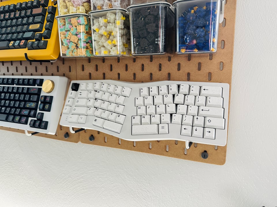The Neo Ergo keyboard with PBTfans Cookies n’ Creme keycaps.
