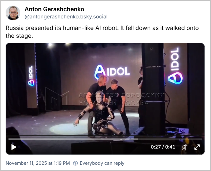 Post de Anton Gerashchenko (‪@antongerashchenko.bsky.social‬) com o texto: Russia presented its human-like AI robot. It fell down as it walked onto the stage. (A Rússia apresentou seu robô de IA com aparência humana. Ele caiu ao subir no palco.) O post tem um vídeo do momento.