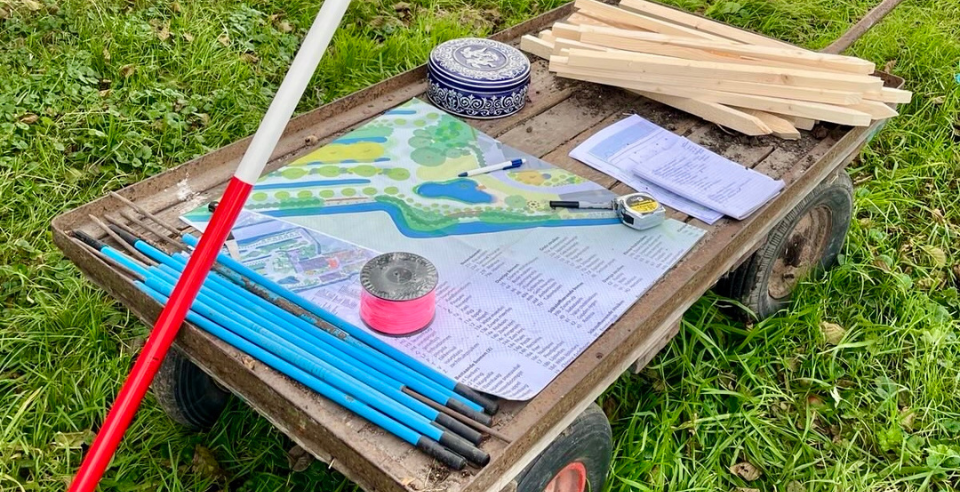 kar met materialen voor uitzetten beplanting