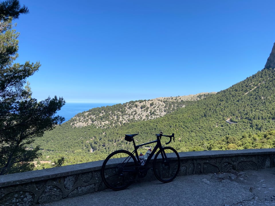 a bicycle against the wall of the viewpoint at the top of Puig Major