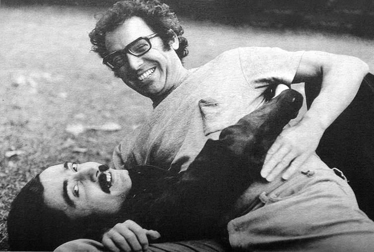 José Mário Branco e Zeca Afonso num abraçado apertado