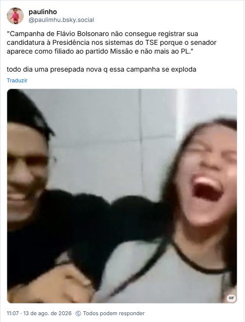 Post de paulinho (@paulimhu.bsky.social): "Campanha de Flávio Bolsonaro não consegue registrar sua candidatura à Presidência nos sistemas do TSE porque o senador aparece como filiado ao partido Missão e não mais ao PL."

todo dia uma presepada nova q essa campanha se exploda
(post contém um gif de duas pessoasl rindo)
