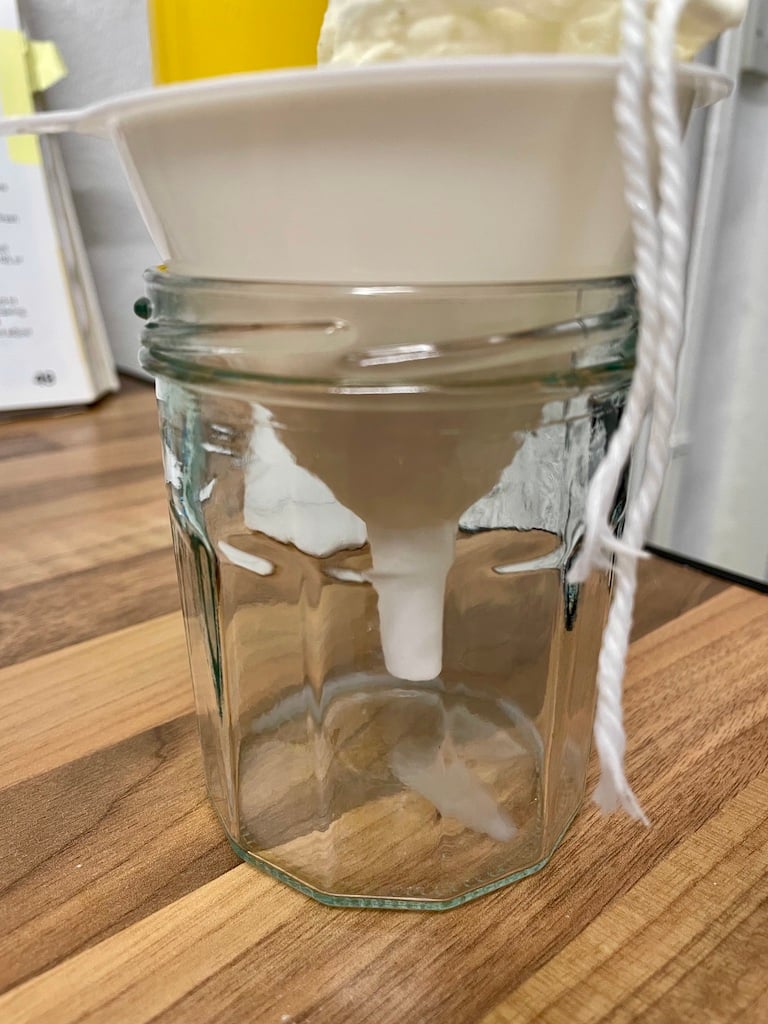 Straining yoghurt
