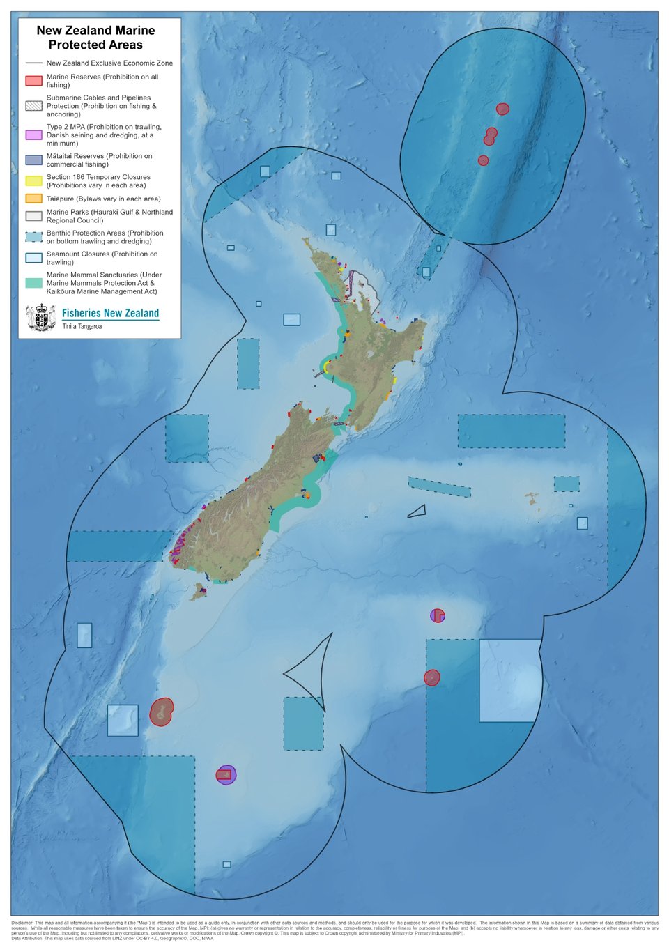 es aires marines protégées néo-zélandaises comportent des zones interdites à toutes formes de pêche, ou seulement à la pêche commerciale ou des zones interdites  à certaines techniques de pêche dont font toujours partie celles impactant le fond de la mer (chalut de fond et dragues). Les zones interdites aux engins de fond représentent  32% des eaux de la Nouvelle-Zélande et sont strictement surveillées (observateurs embarqués et surveillance électronique obligatoires). Une quinzaine de monts sous-marins sont interdits au chalutage de fond (soit 52% de ces habitats). Les sanctuaires à mammifères marins sont caractérisés par un éloignement  permanent  des filets fixes du bord au delà d'une distance variable entre 4 et 12 milles en général. Source = Fishing and aquaculture | NZ Government