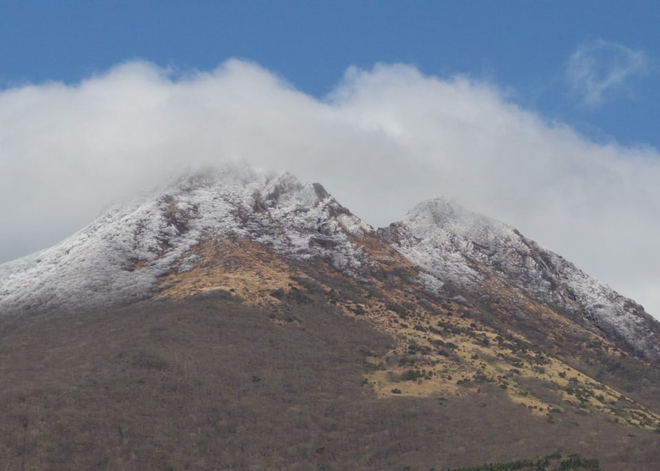 山頂被白霜覆蓋的由布岳(位於日本九州大分縣)