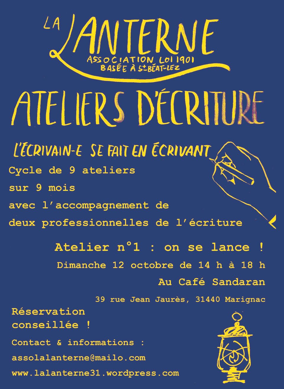 Jaune sur fond bleu nuit, un dessin d'une main écrivant "l'écrivain-e se fait en écrivant" et les autres informations données précédemment