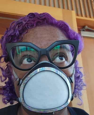 Patricia wearing a Flomask