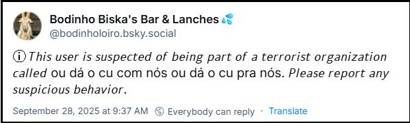 Post de Bodinho Biska's Bar & Lanches💦 (‪@bodinholoiro.bsky.social‬) com o texto: ⓘ 𝘛𝘩𝘪𝘴 𝘶𝘴𝘦𝘳 𝘪𝘴 𝘴𝘶𝘴𝘱𝘦𝘤𝘵𝘦𝘥 𝘰𝘧 𝘣𝘦𝘪𝘯𝘨 𝘱𝘢𝘳𝘵 𝘰𝘧 𝘢 𝘵𝘦𝘳𝘳𝘰𝘳𝘪𝘴𝘵 𝘰𝘳𝘨𝘢𝘯𝘪𝘻𝘢𝘵𝘪𝘰𝘯 𝘤𝘢𝘭𝘭𝘦𝘥 ou dá o cu com nós ou dá o cu pra nós. 𝘗𝘭𝘦𝘢𝘴𝘦 𝘳𝘦𝘱𝘰𝘳𝘵 𝘢𝘯𝘺 𝘴𝘶𝘴𝘱𝘪𝘤𝘪𝘰𝘶𝘴 𝘣𝘦𝘩𝘢𝘷𝘪𝘰𝘳.