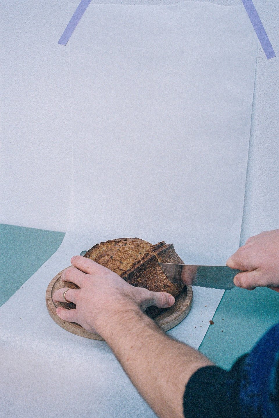Brot wird geschnitten